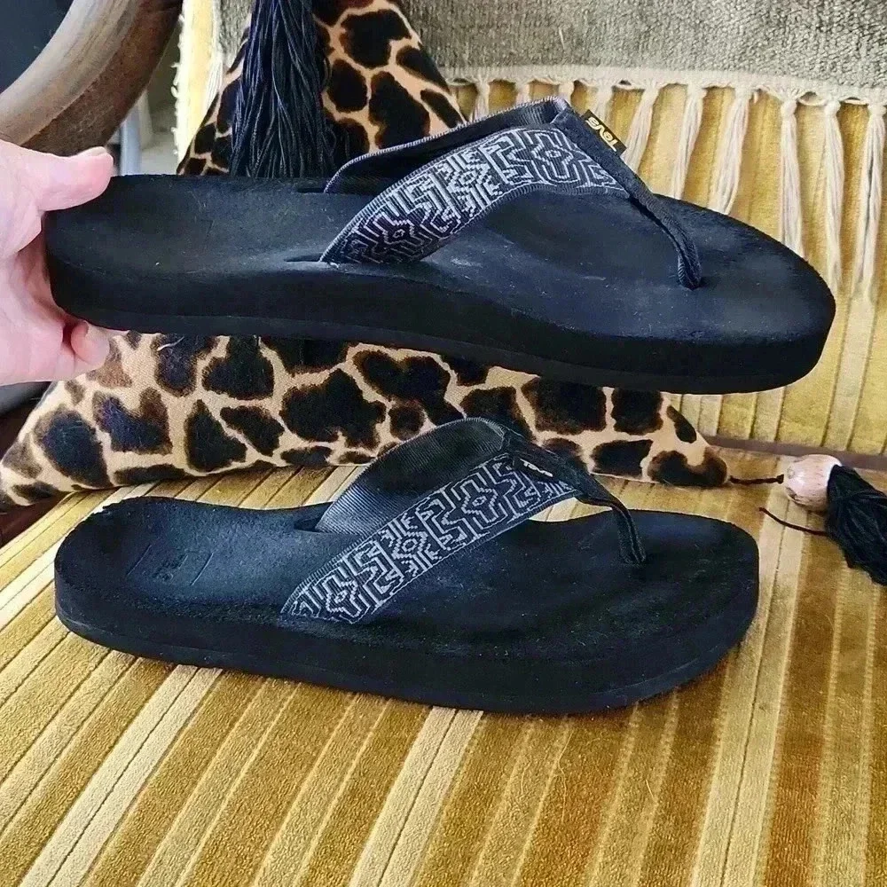 Men's Size 11 Teva Black Flipflops‎
